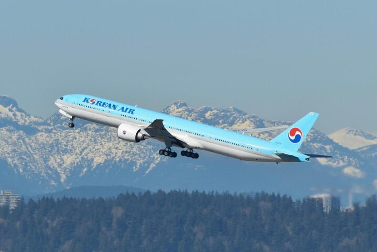 Un avión azul y blanco está volando en el cielo.