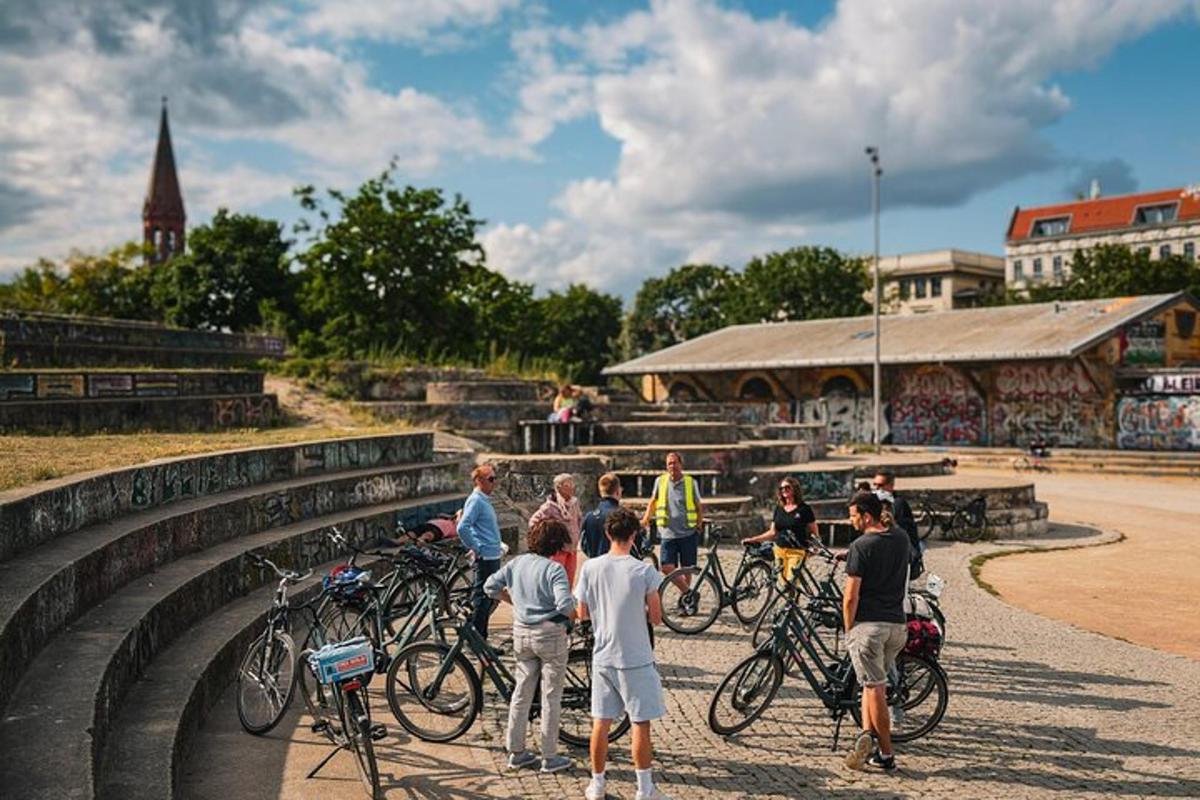 un gruppo di persone in piedi con le biciclette su un ponte