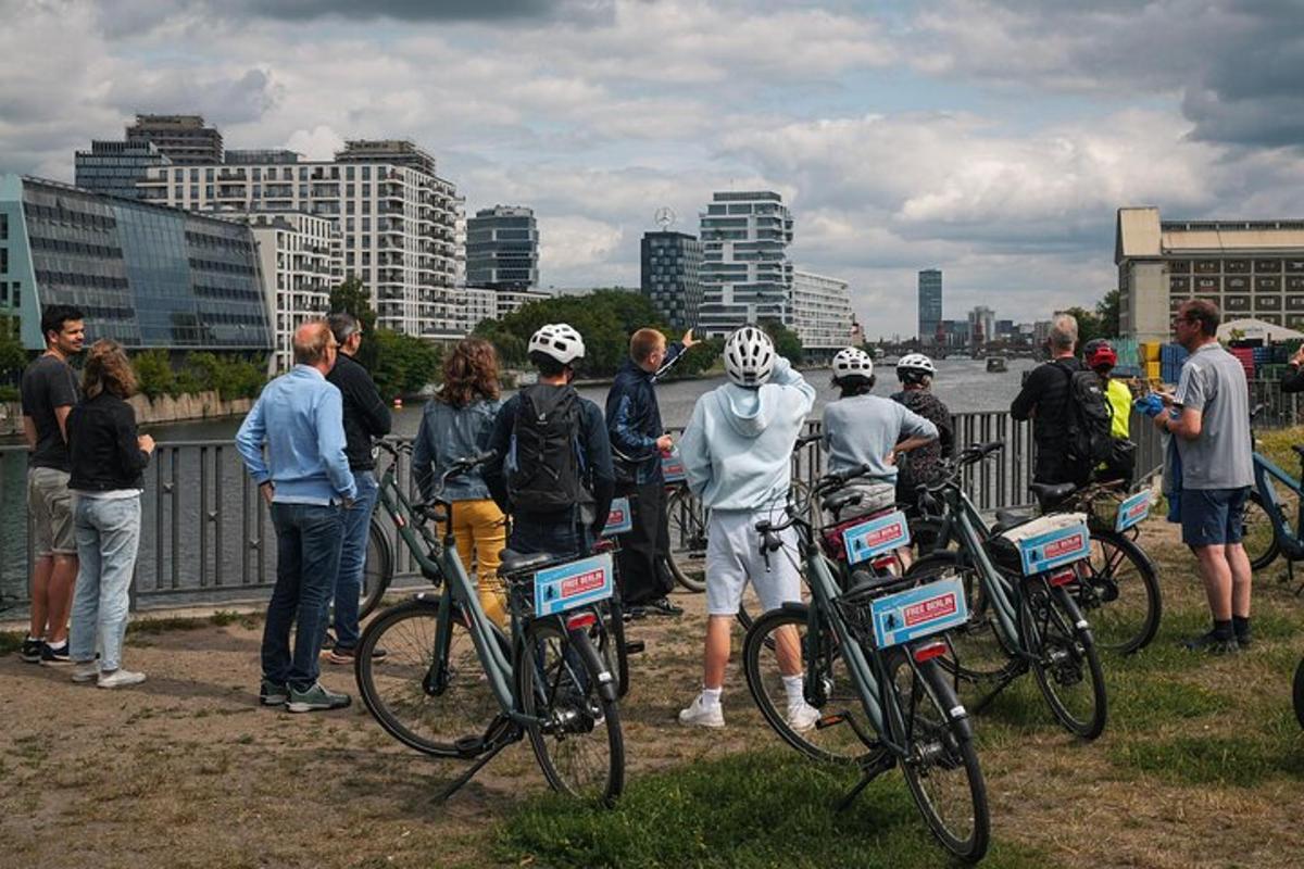 un gruppo di persone in piedi con le loro biciclette