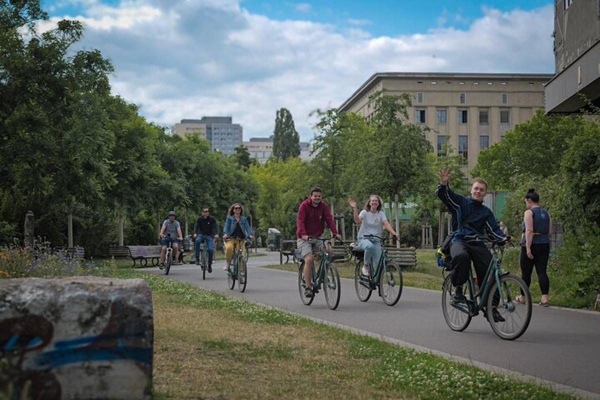 un gruppo di persone che vanno in bicicletta lungo una strada