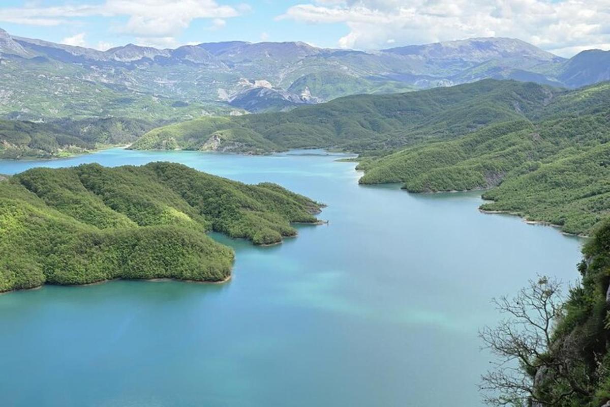 pohled na modré jezero v horách