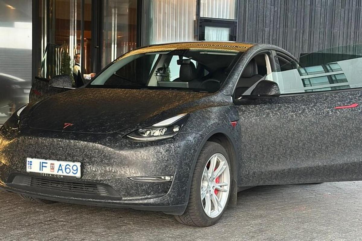 sebuah kereta hitam berhenti di hadapan sebuah bangunan