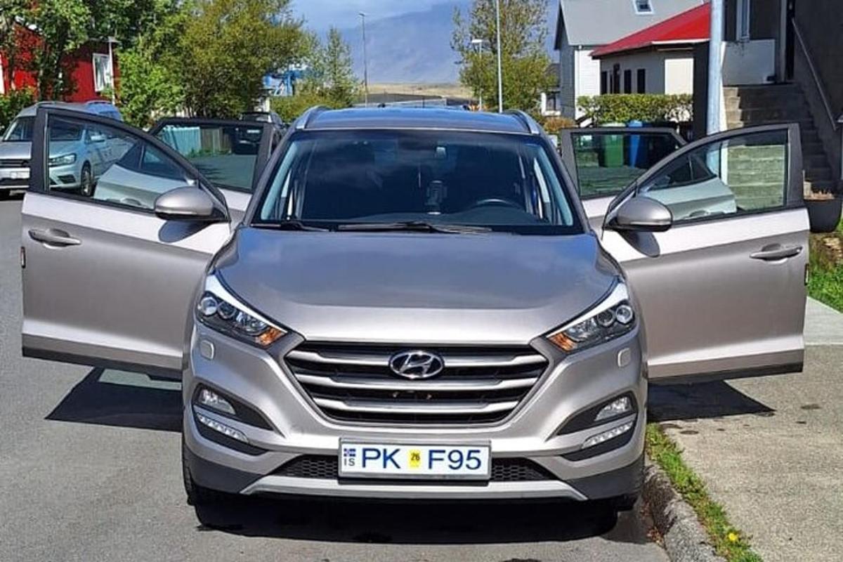 срібний автомобіль, припаркований на парковці