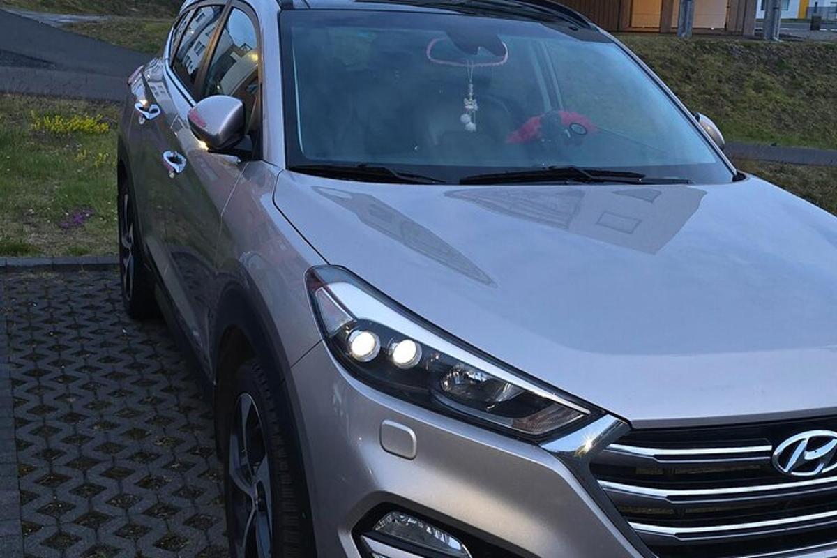 срібний Hyundaiuana, припаркований на під'їзній доріжці
