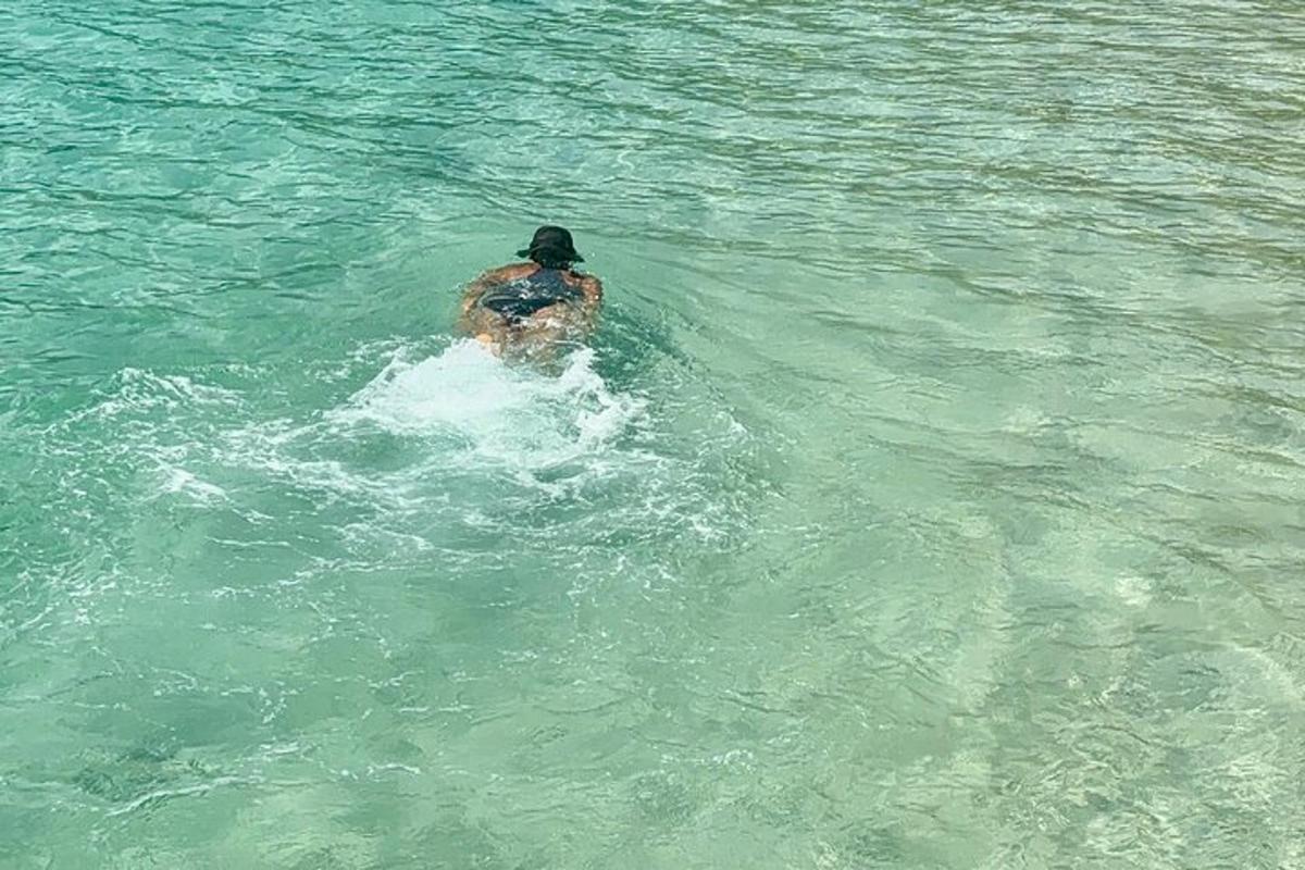 在海里游泳的人