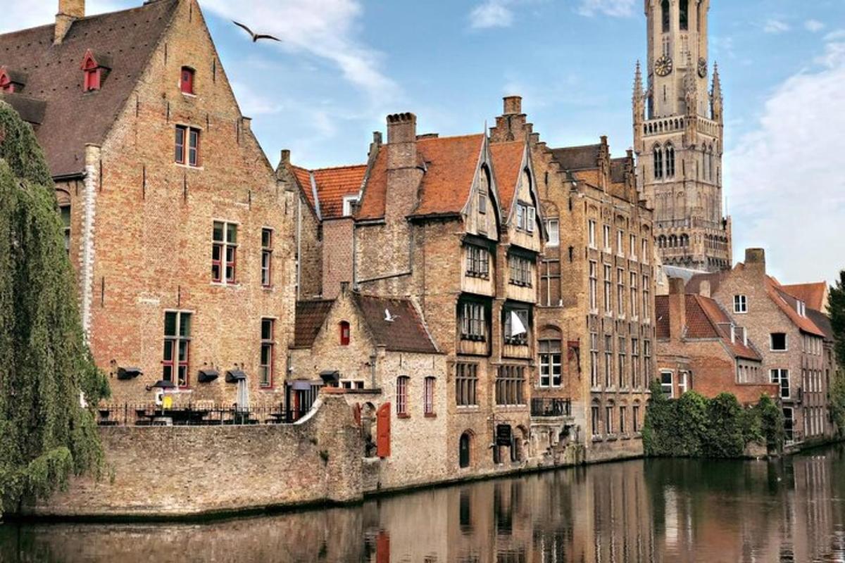 un gruppo di edifici vicino a un fiume con una torre dell'orologio