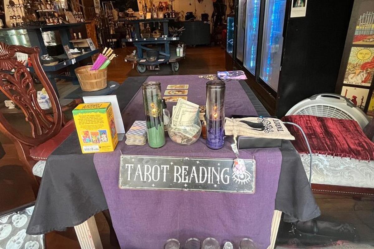 egy asztal, rajta egy tarot jóslást jelző tábla