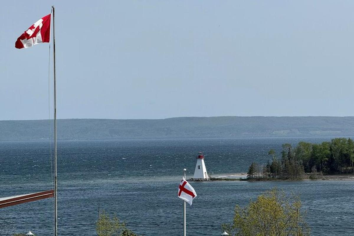 水中央的一座灯塔，上面挂着两面旗帜