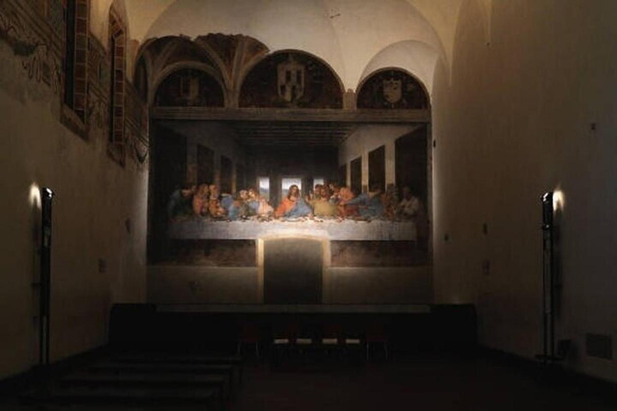 Una habitación con una pintura de personas en una iglesia.