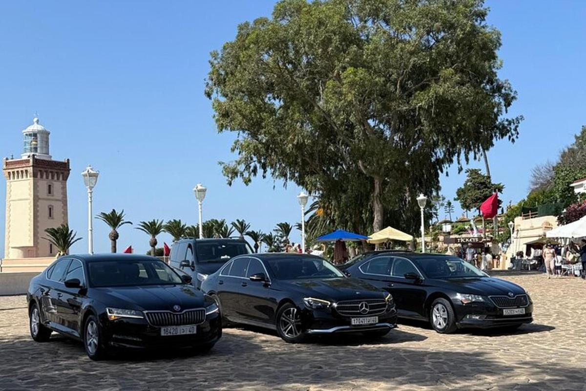 un grupo de coches estacionados en un estacionamiento