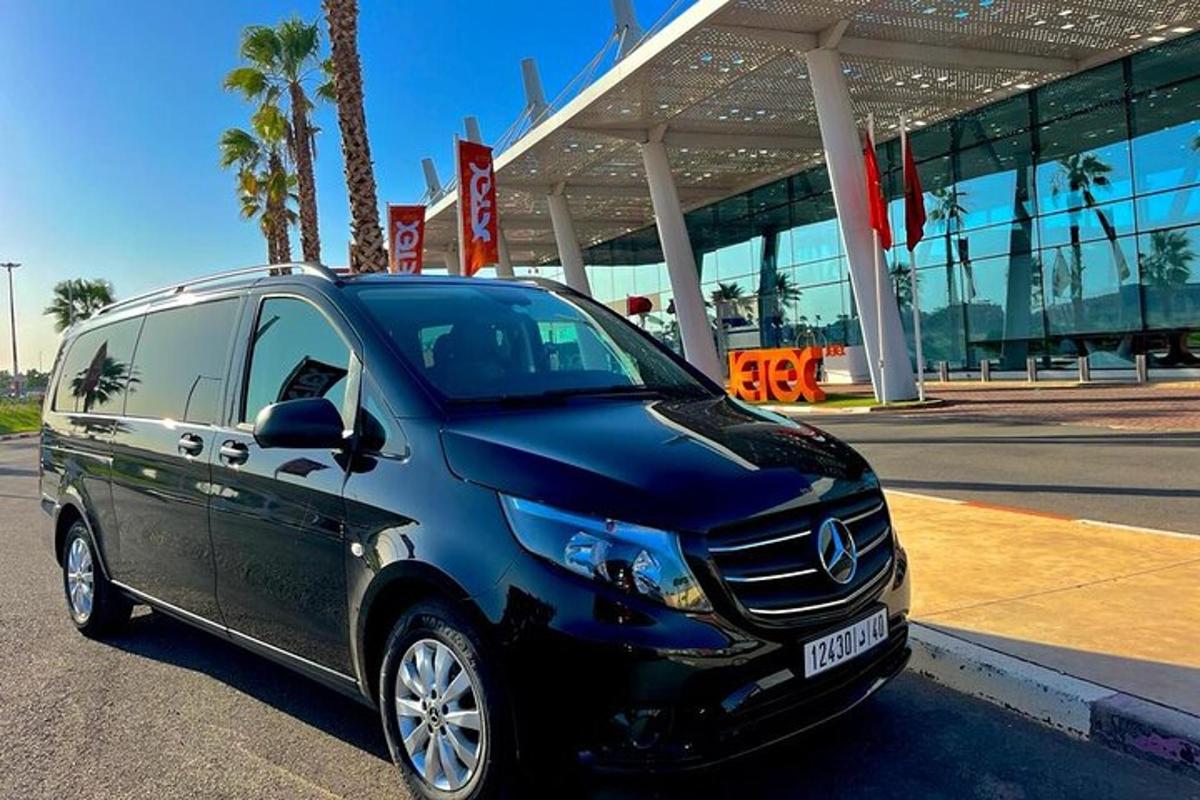 um carro azul estacionado em frente a um prédio