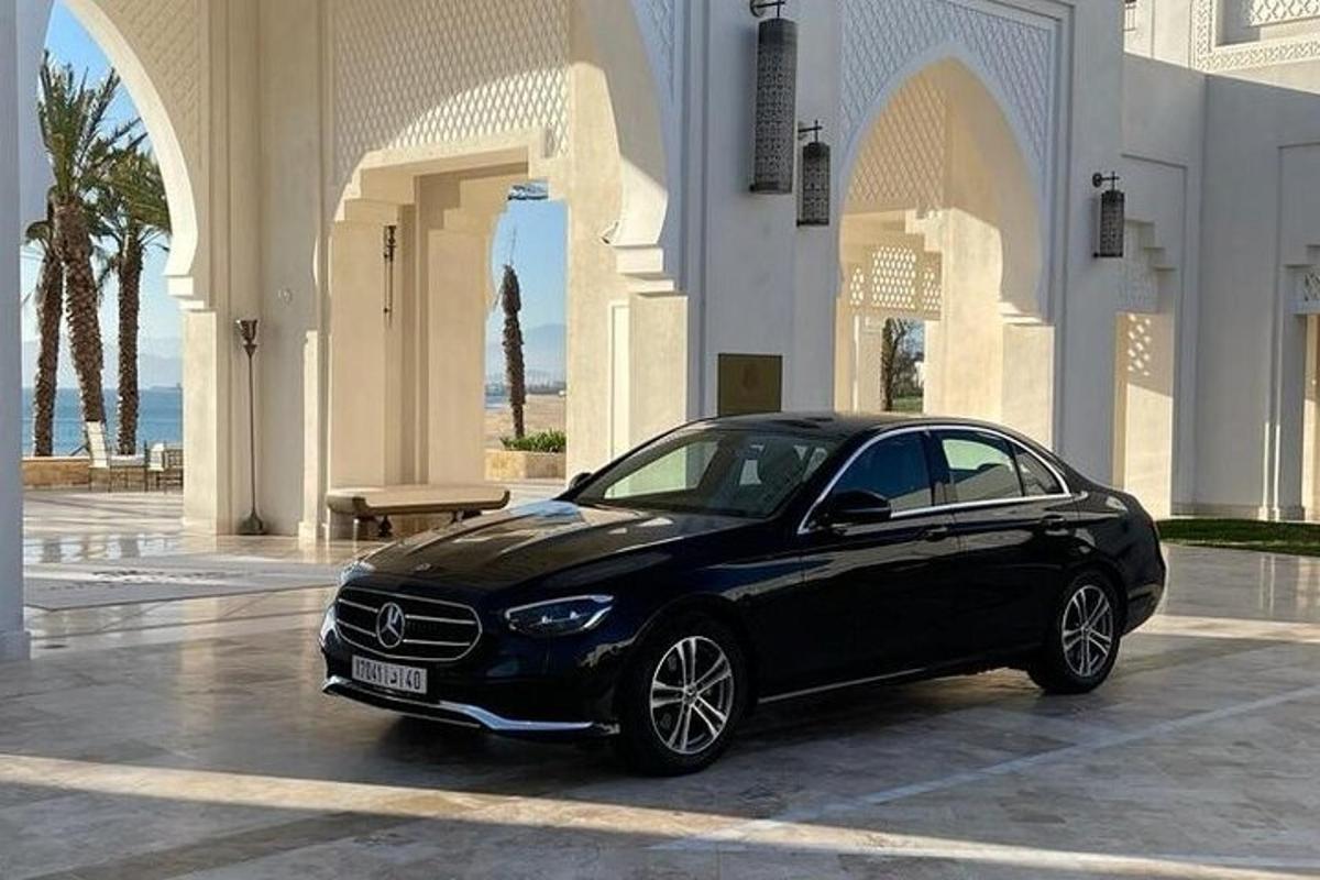 Un coche negro aparcado delante de un edificio