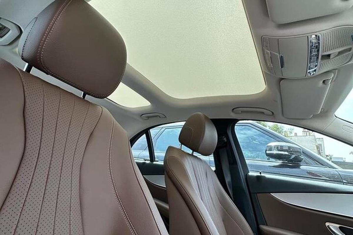 uma vista do banco traseiro de um carro