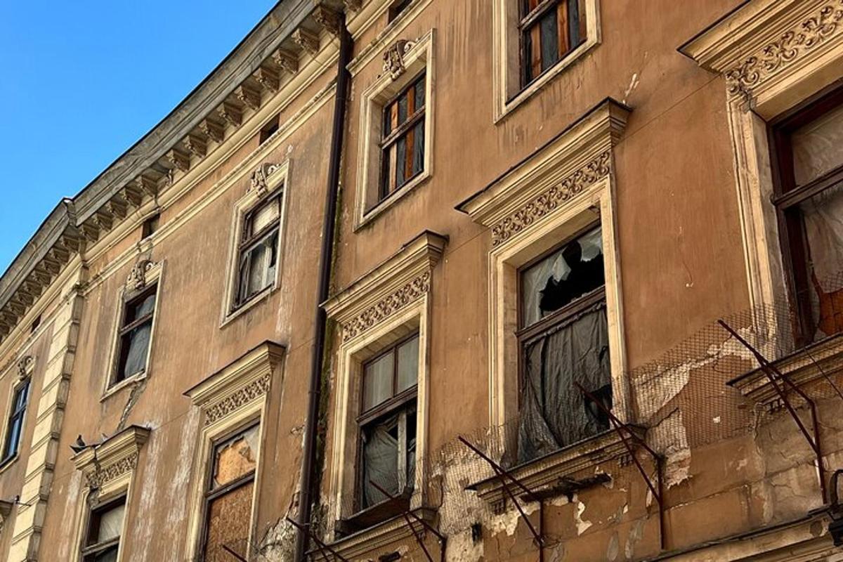 an old building with a bunch of windows