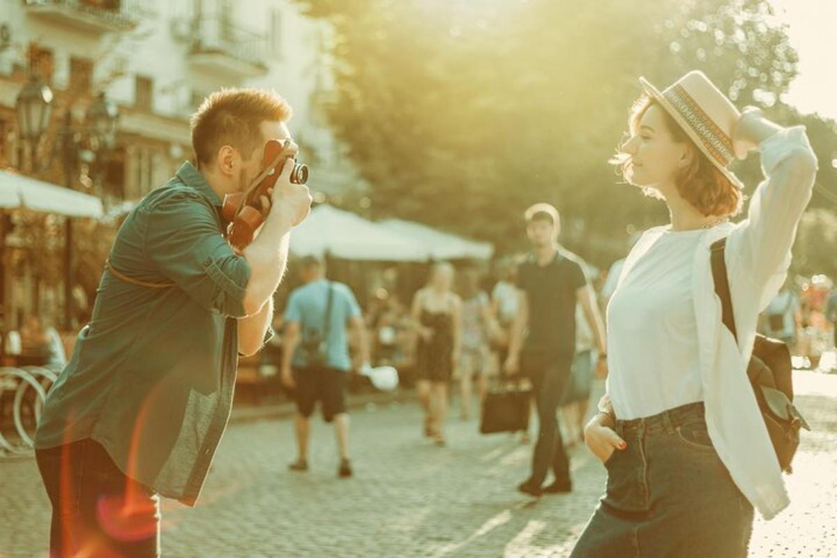 muž fotící ženu na ulici