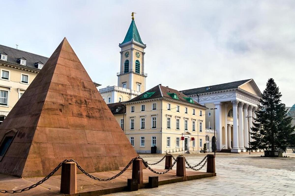 velká budova s pyramidou před ní