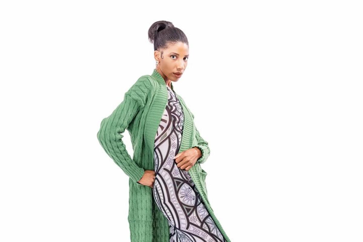 ein junges Mädchen trägt ein grünes Kleid mit Mustern