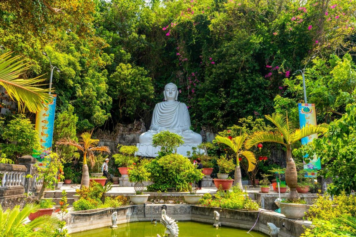 una gran estatua en medio de un jardín
