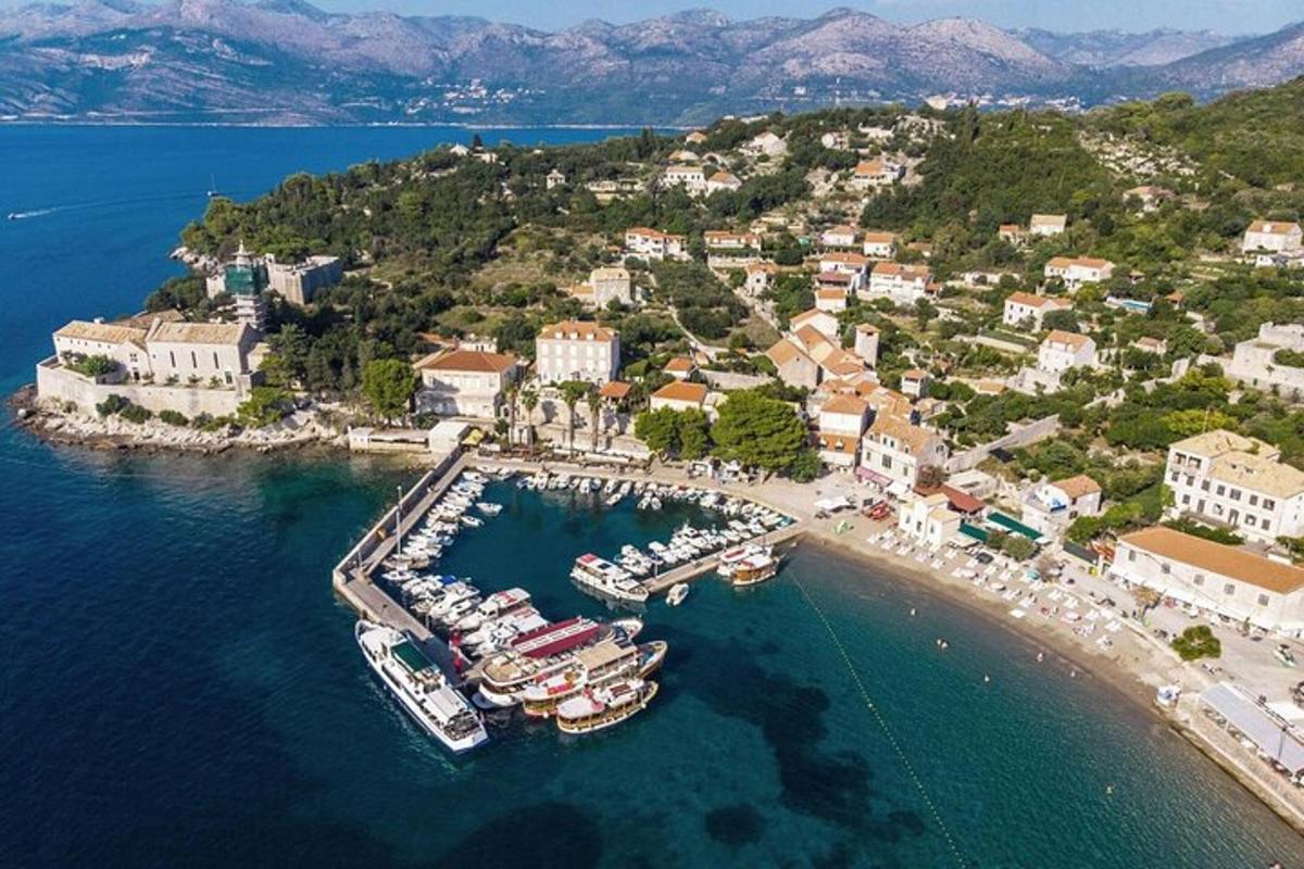 Μια εναέρια άποψη ενός λιμανιού με βάρκες στο νερό