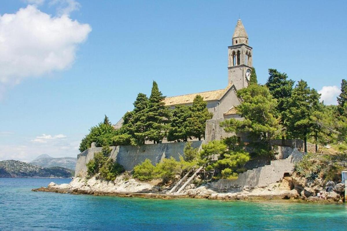 μια παλιά εκκλησία σε ένα νησί στο νερό