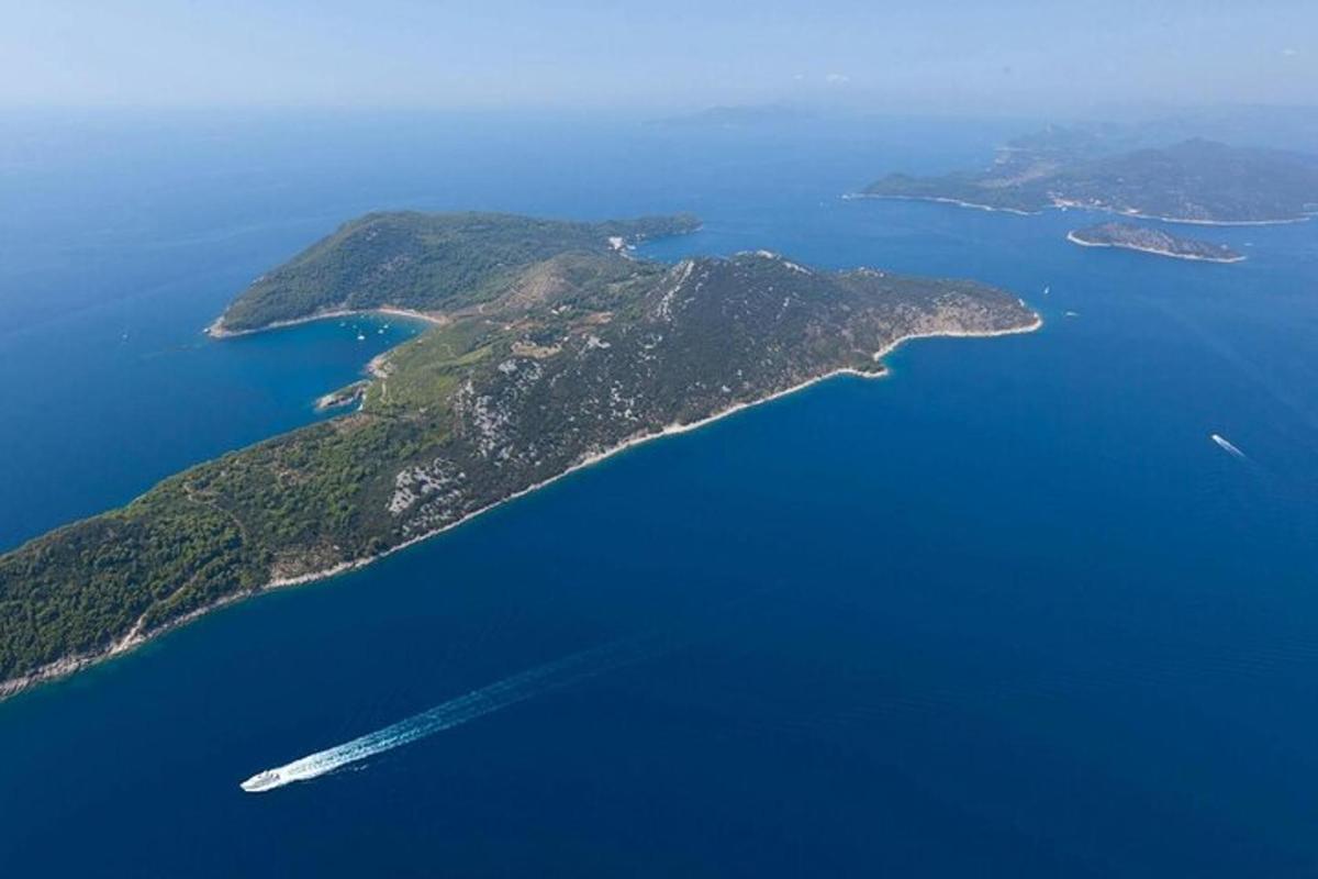 una vista aerea di un'isola nell'acqua
