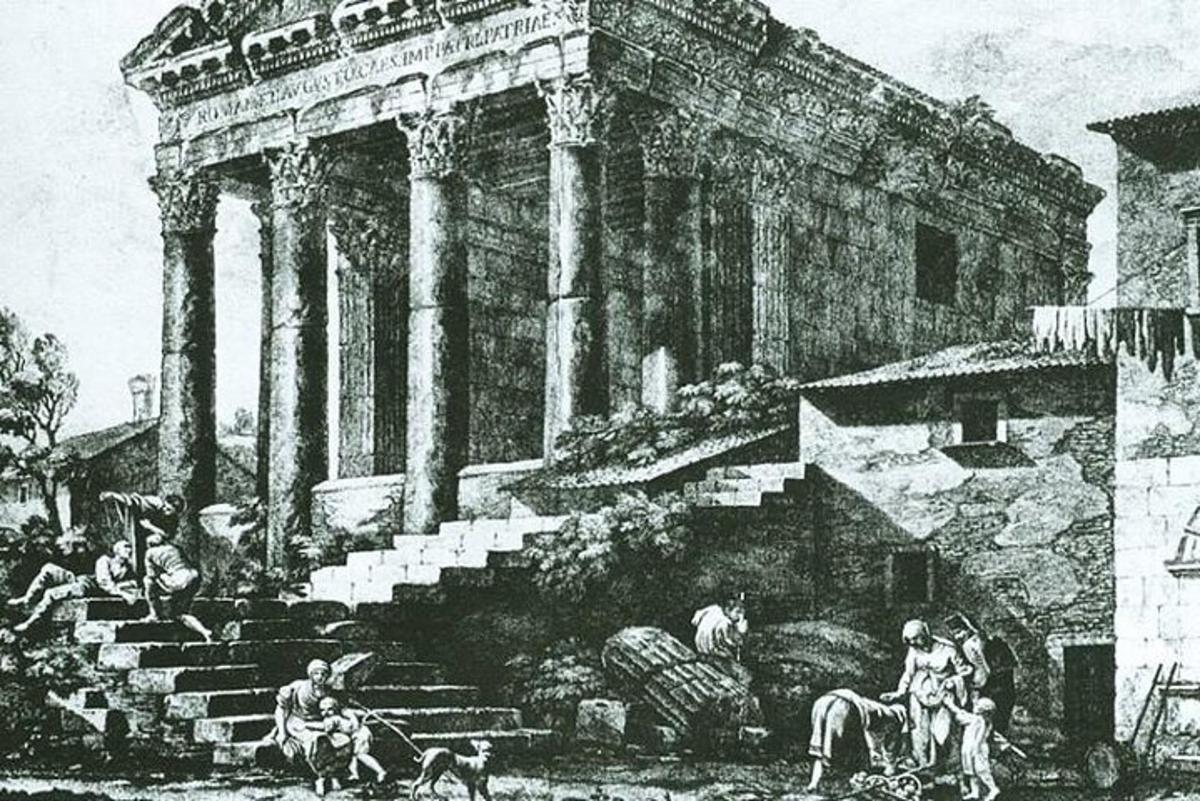 μια παλιά φωτογραφία ενός κτιρίου με ανθρώπους που ιππεύουν άλογα