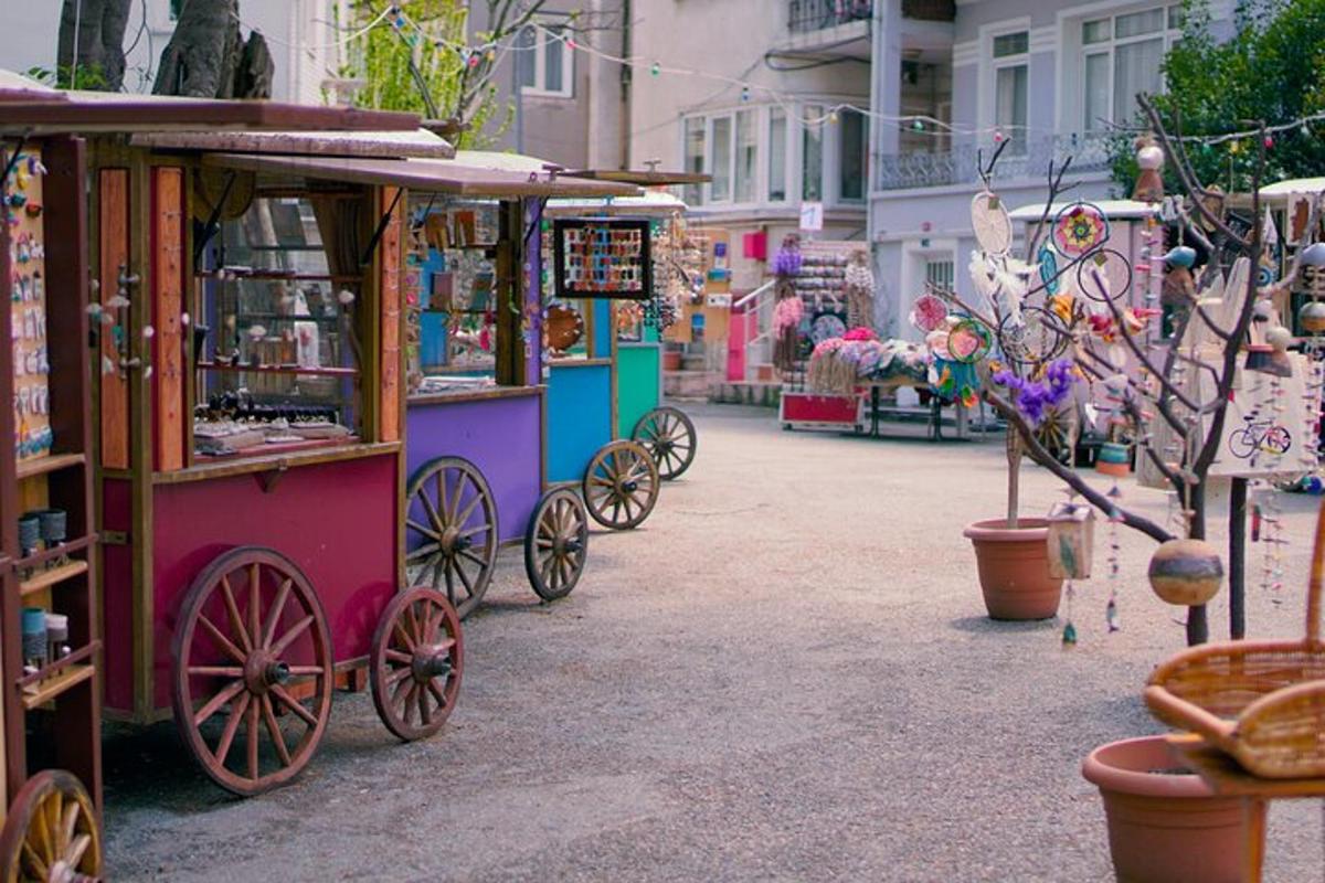 skupina železniških vagonov, parkiranih na ulici