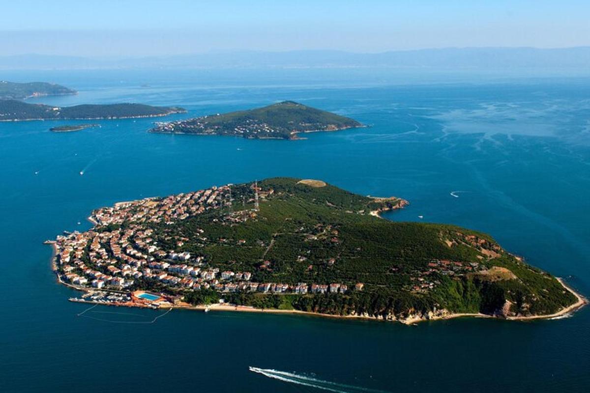 en øy i vannet med en båt i
