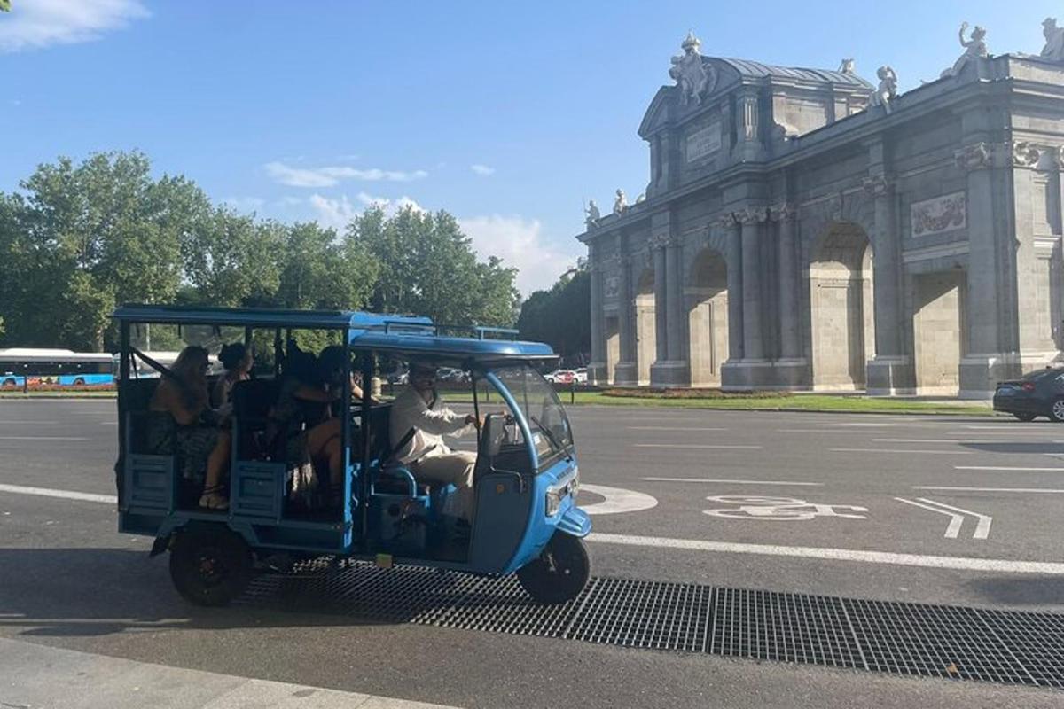 kereta golf biru kecil memandu di sebatang jalan