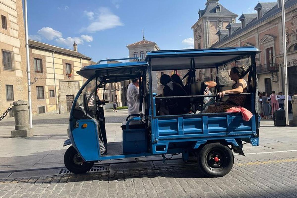 sekumpulan orang dalam kereta golf biru