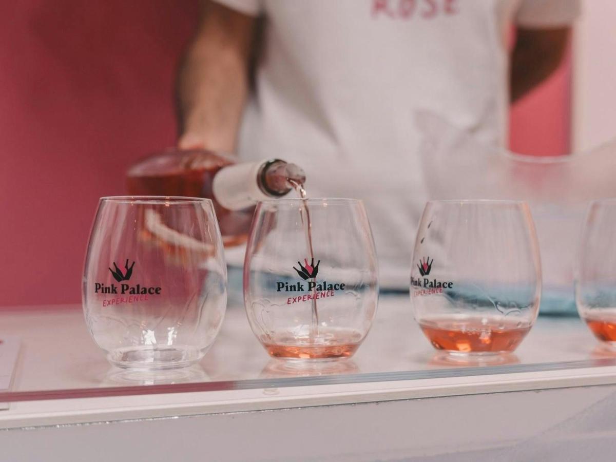 quattro bicchieri di vino su un bancone con una persona che versa il vino in essi