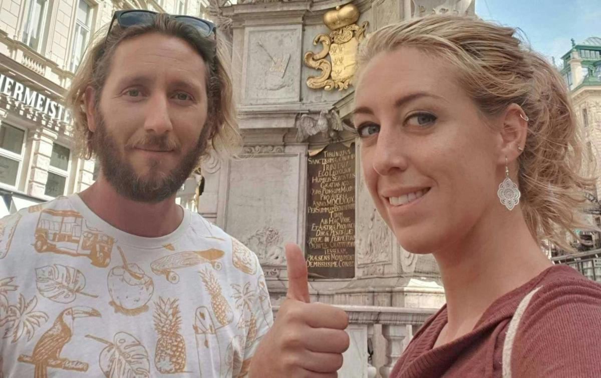 muž a žena ukazují palec nahoru