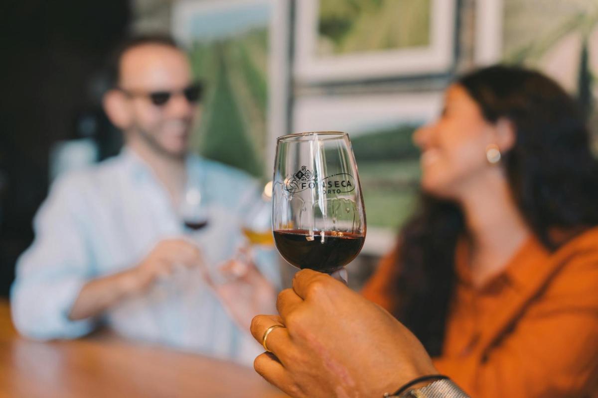 o femeie care ține în mână un pahar de vin