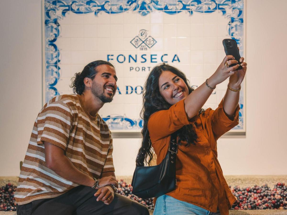 seorang lelaki dan seorang wanita mengambil gambar dengan telefon bimbit