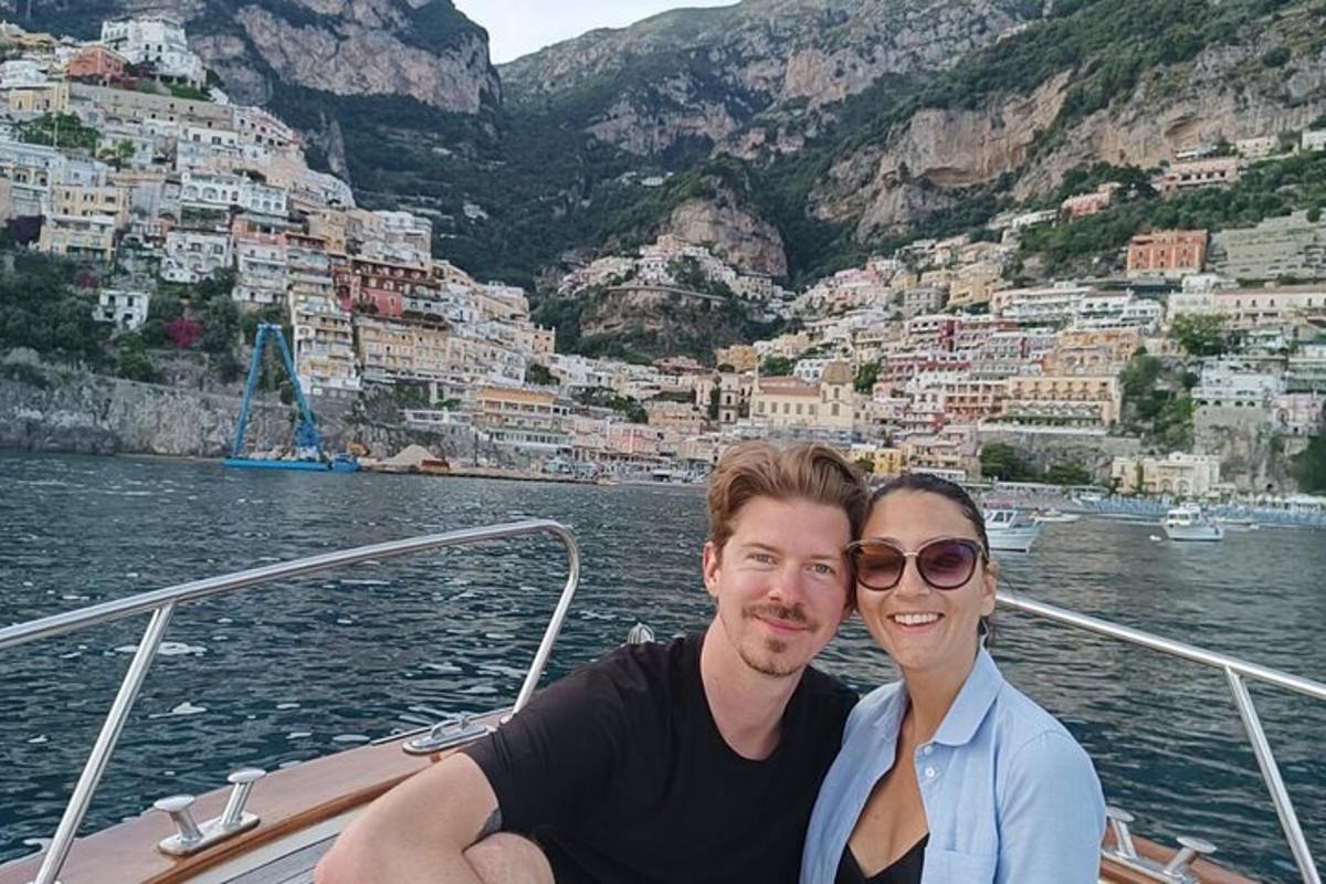 um homem e uma mulher sentados em um barco