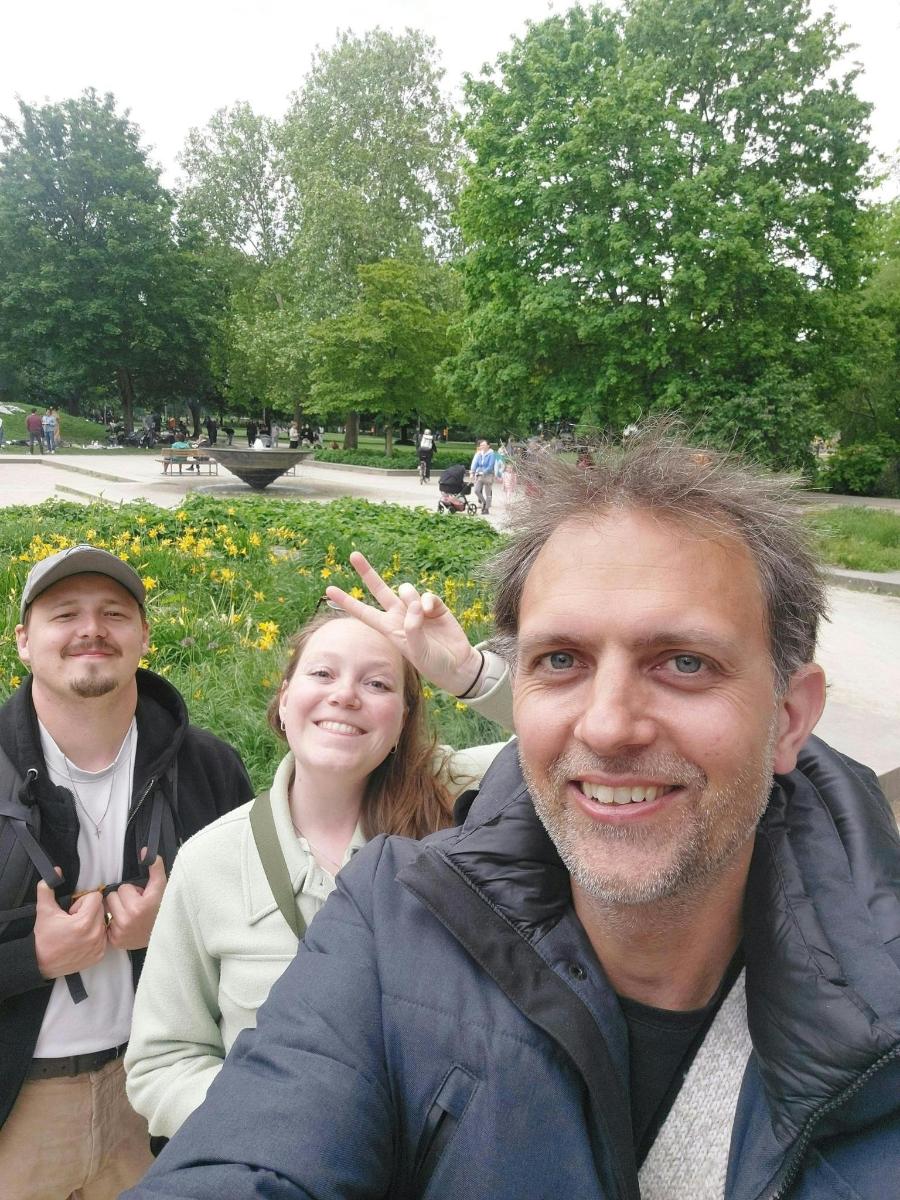 um grupo de pessoas sentadas em um parque
