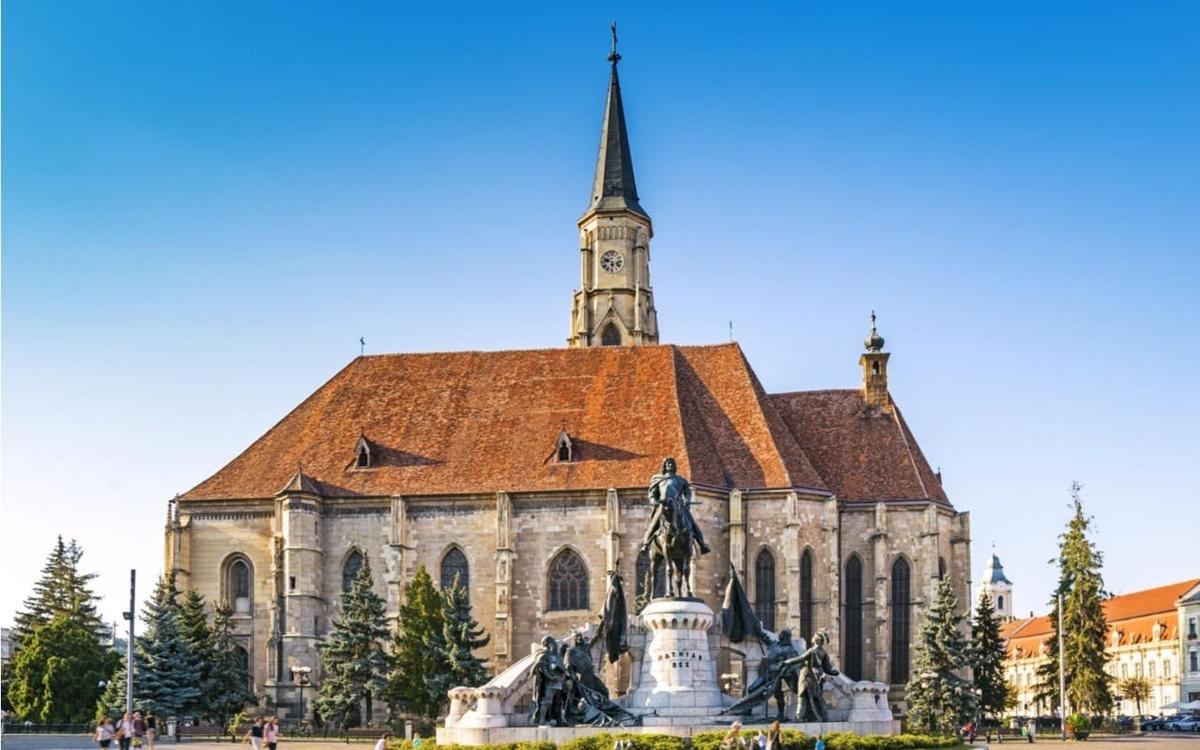 ein altes Gebäude mit einer Statue davor