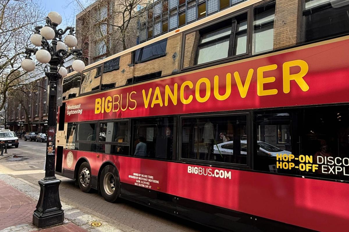 egy piros emeletes busz egy városi utcán