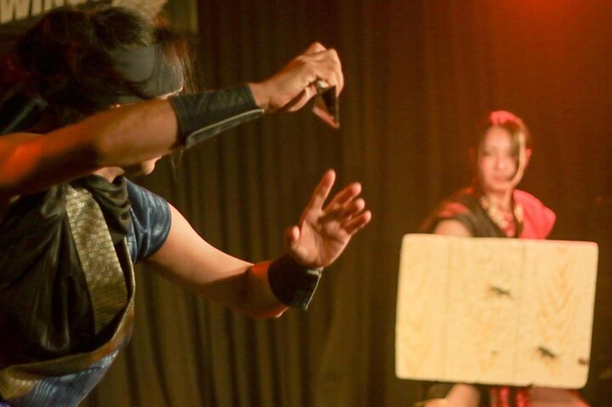 dua orang berdiri di dalam teater dengan tangan mereka