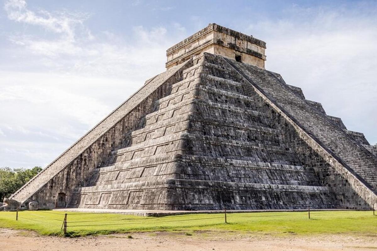 eine Pyramide bei den Maya-Pyramiden