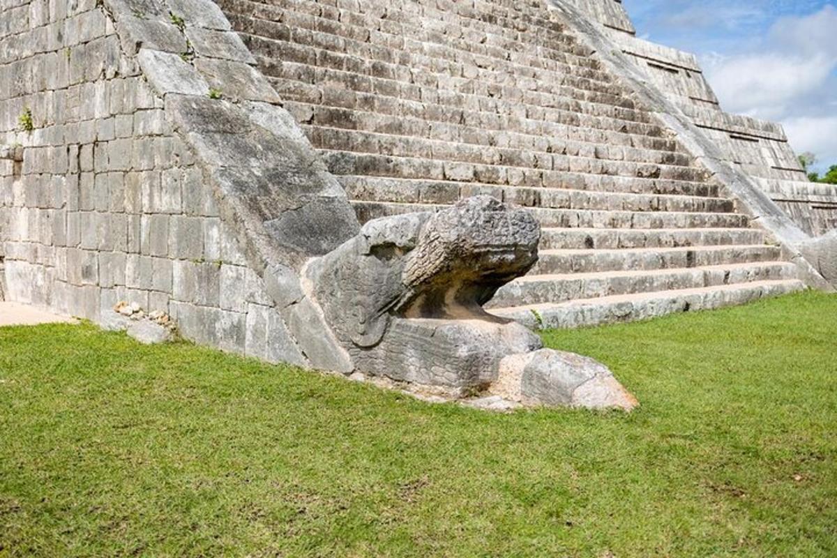 a statue of a lizard on the side of some steps