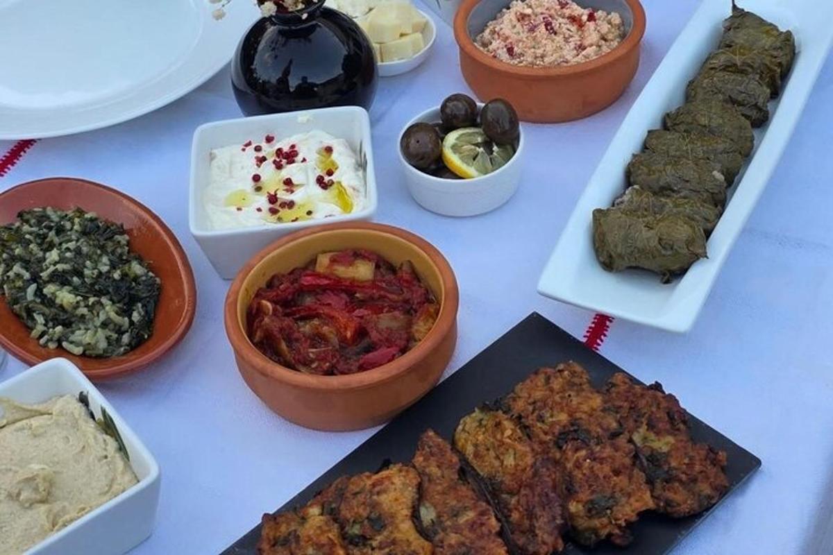 un tavolo con molti piatti diversi di cibo su di esso