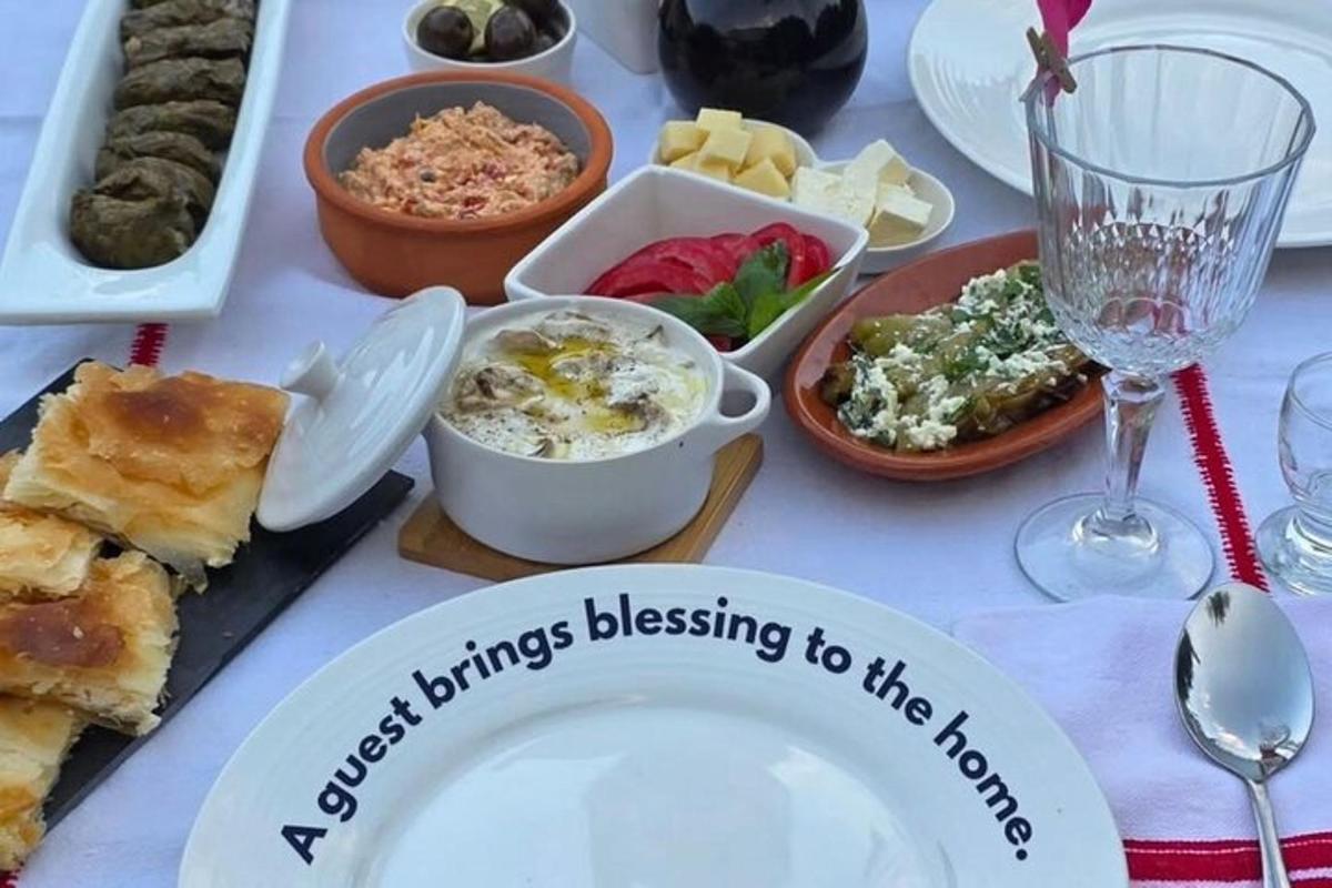 uma mesa com pratos de comida e tigelas de comida