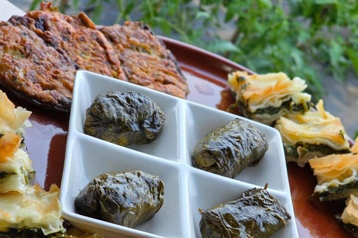 un piatto di cibo con sopra delle palline di cibo