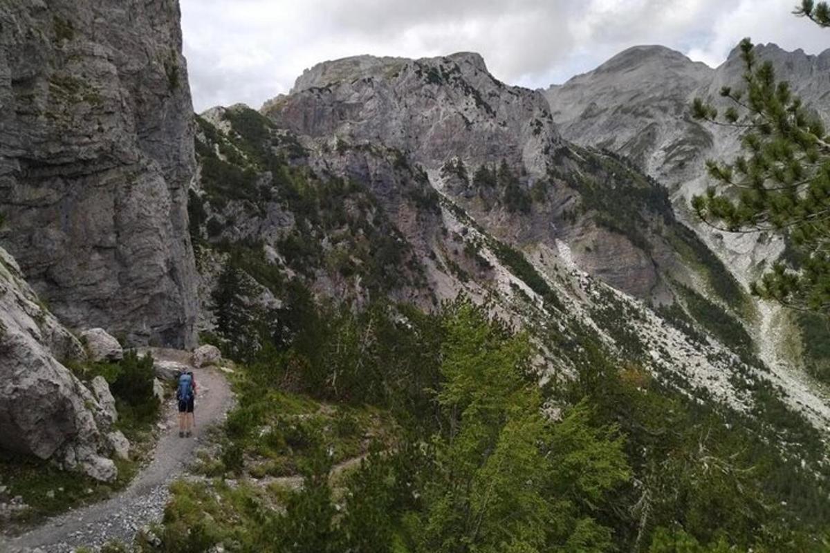 žmogus, einantis taku per kalną