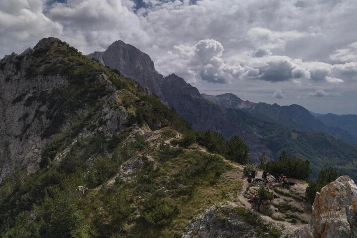 pemandangan gunung berbatu dengan latar belakang gunung