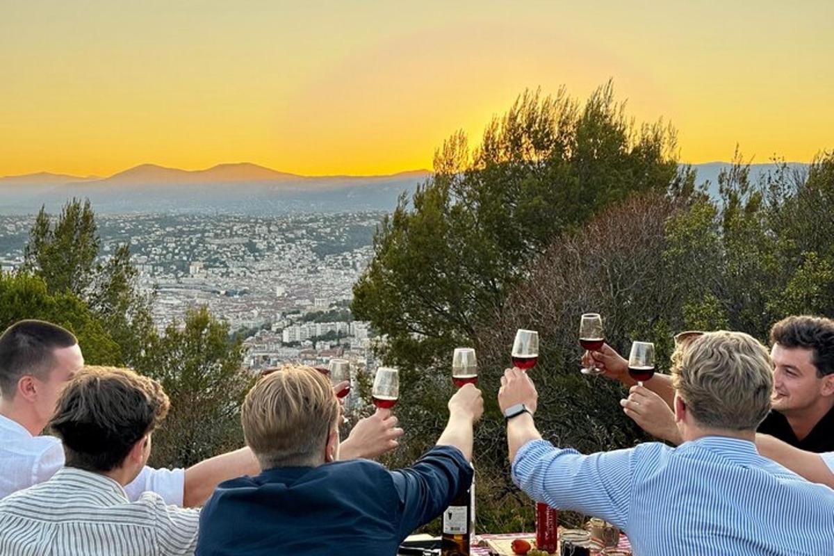 μια ομάδα ανθρώπων που κρατούν ψηλά ποτήρια κρασί