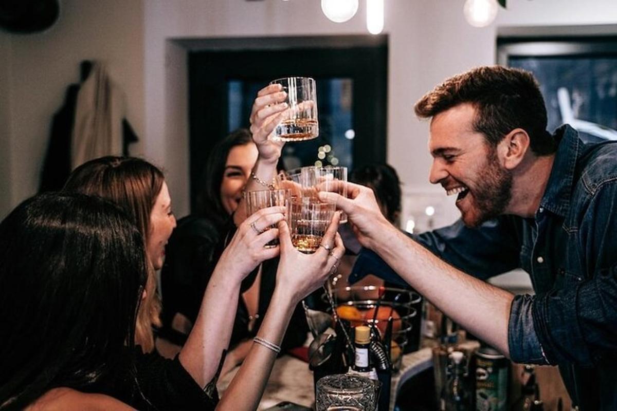 skupina ljudi, ki držijo kozarce za vino
