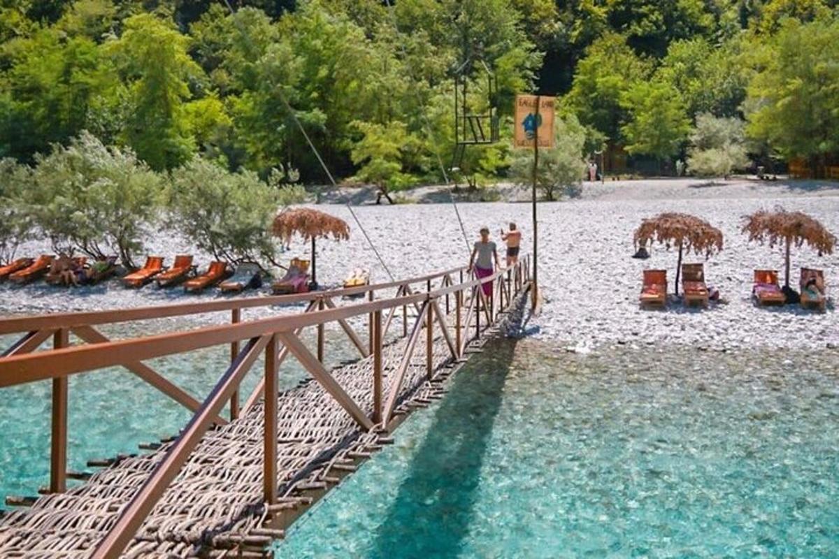eine Gruppe von Menschen steht auf einer Brücke über dem Wasser