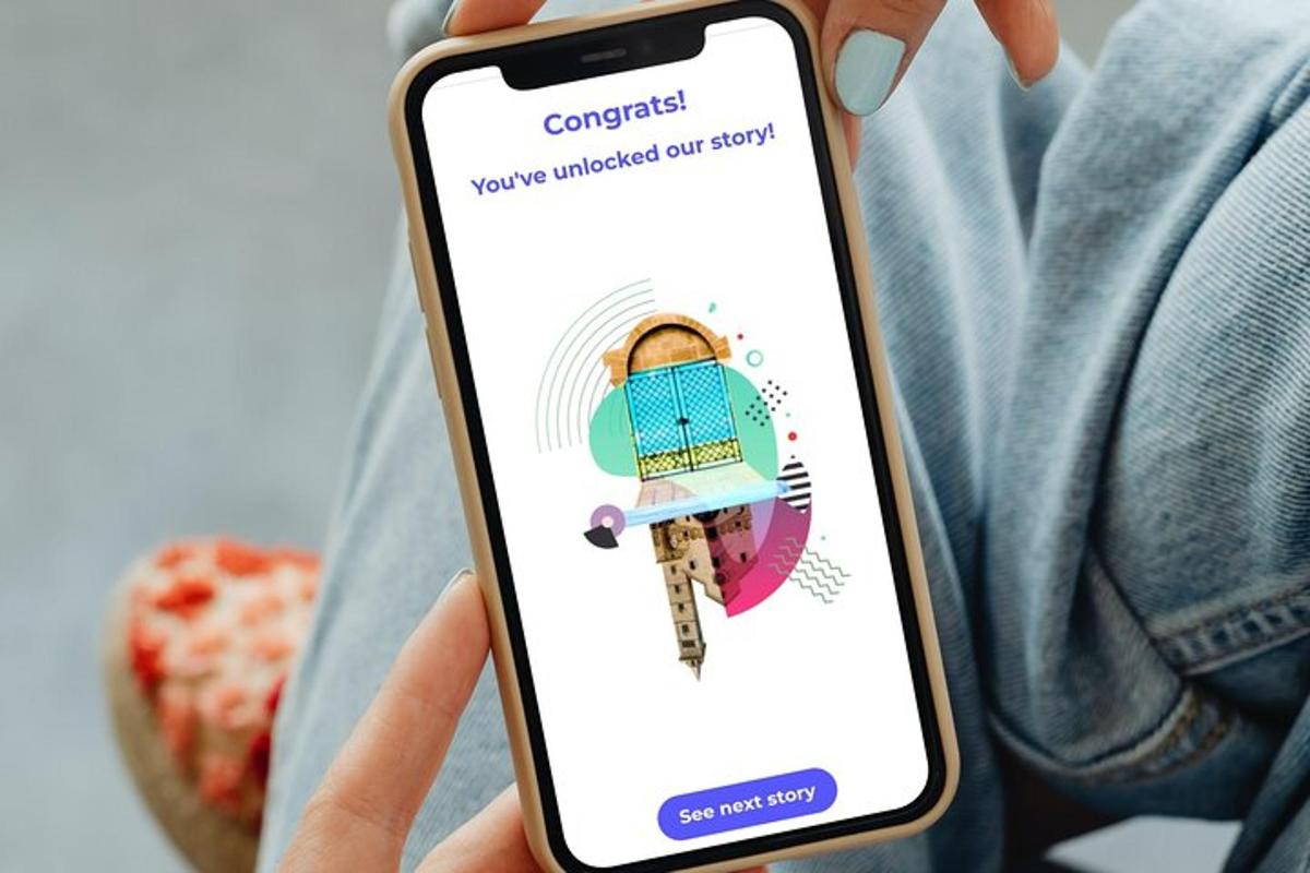 osoba trzymająca telefon komórkowy z aplikacją Google